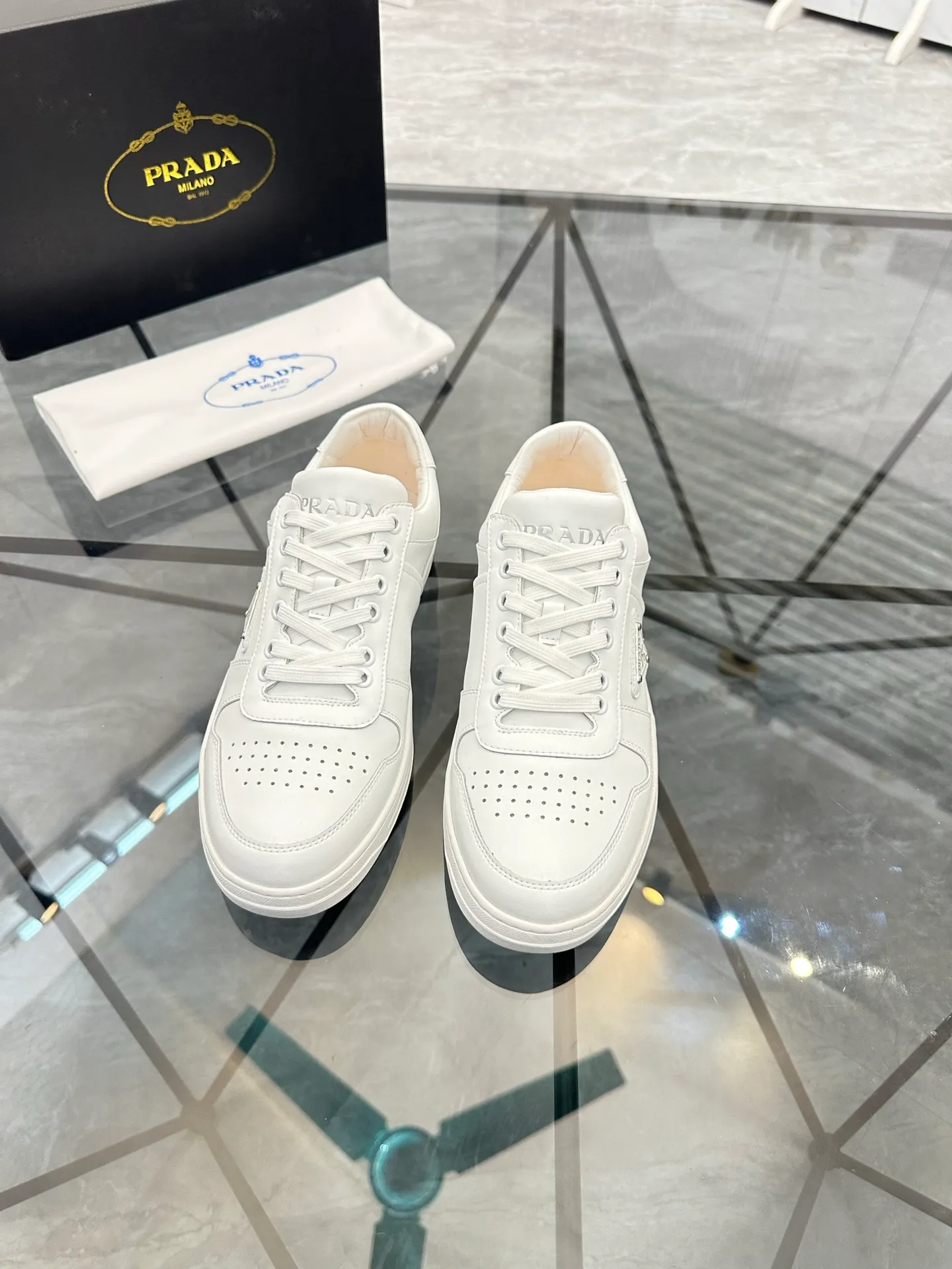 Men's shoes: 💰P400¥ Product trademark: Prada *"Prada*" low-top casual shoes Regular size: 38-44 (can be customized to 45) Product materials: imported cowhide upper, sheepskin lining, original outsole. Number: 020